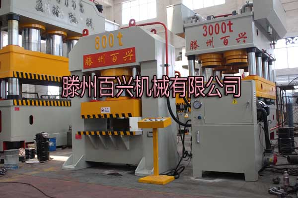 百興800噸框式液壓機側面實圖